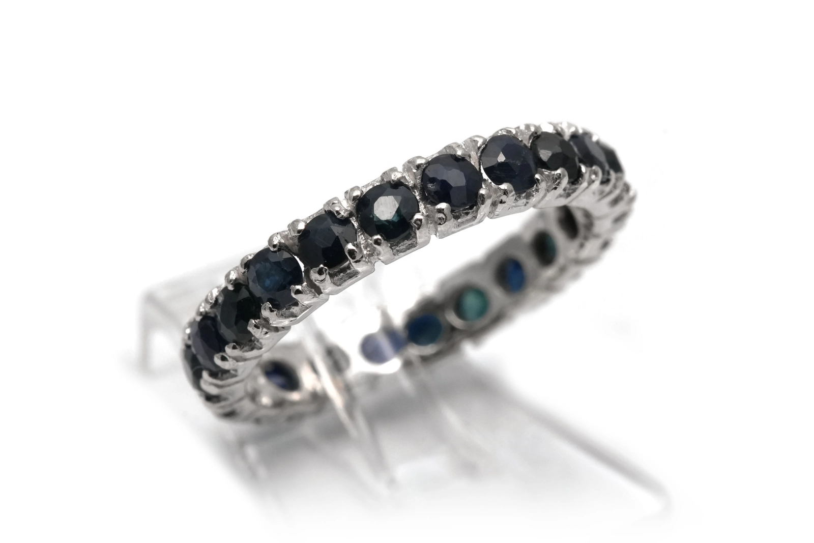 Bague contemporaine en argent 925 sertie de saphirs
