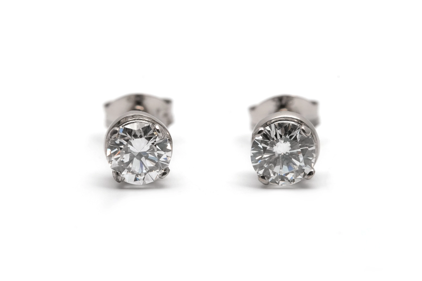 Boucles d'oreilles Années 70 en or blanc 18 carats serties de diamants taille "brillant" (+-0.8 ct)