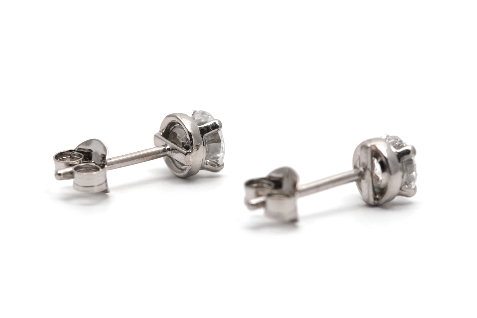Boucles d'oreilles Années 70 en or blanc 18 carats serties de diamants taille "brillant" (+-0.8 ct)