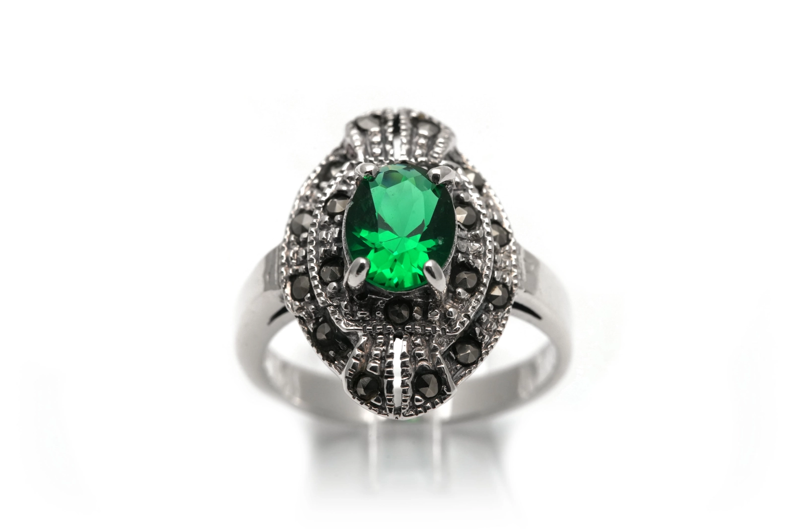 Bague contemporaine en argent 925 sertie d'un strass et de marcassites