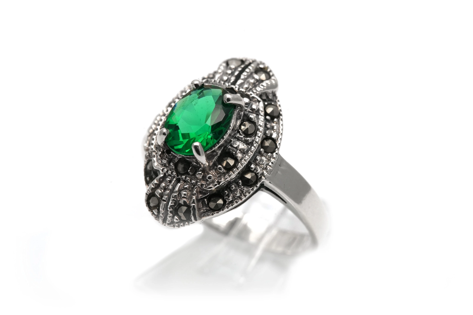 Bague contemporaine en argent 925 sertie d'un strass et de marcassites