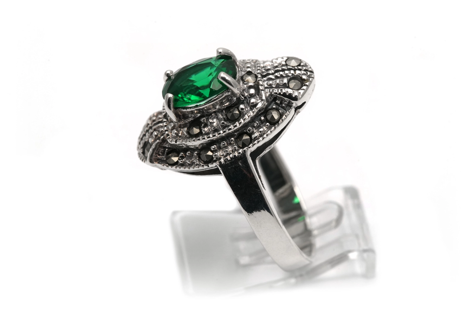 Bague contemporaine en argent 925 sertie d'un strass et de marcassites