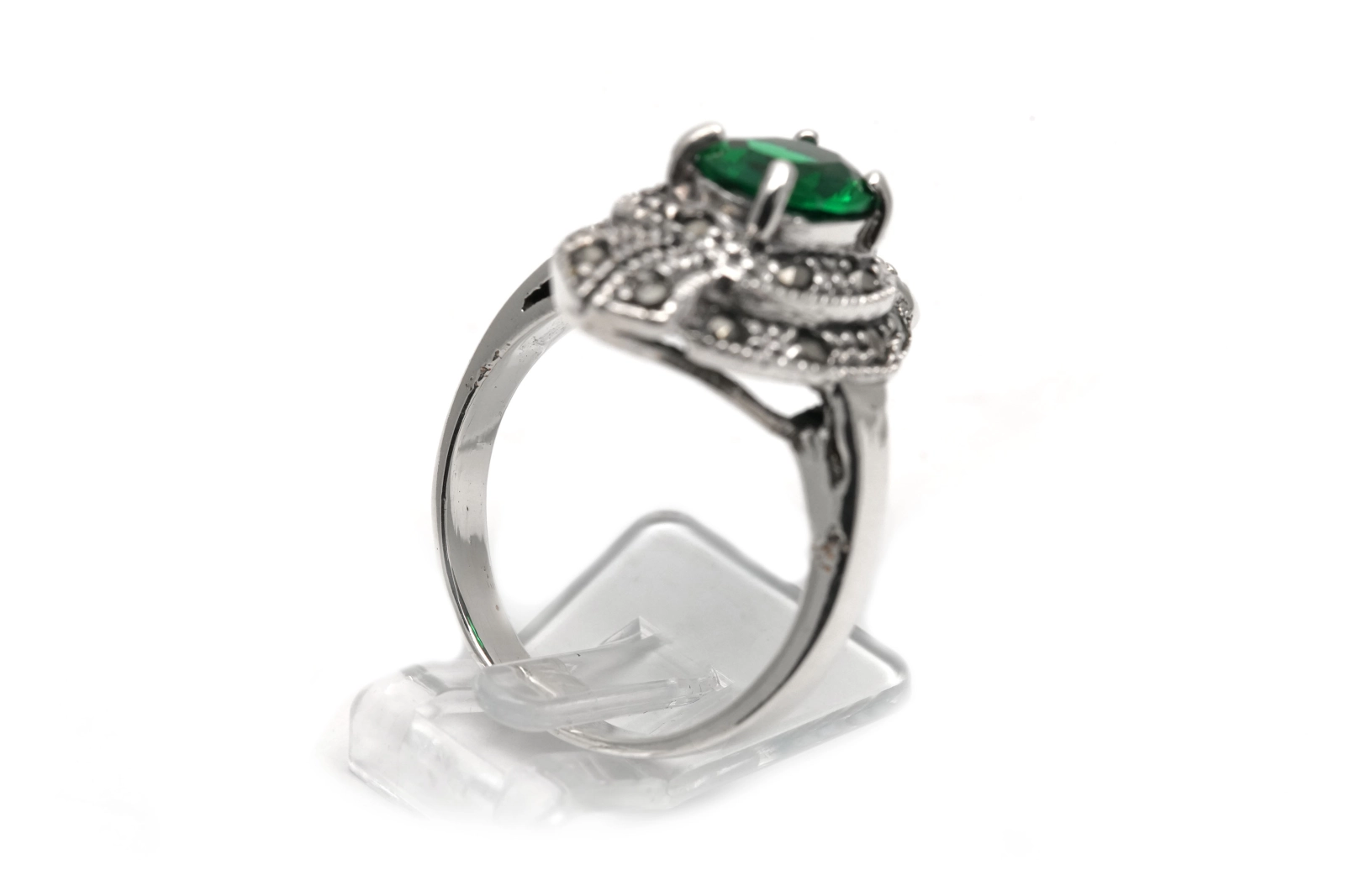 Bague contemporaine en argent 925 sertie d'un strass et de marcassites