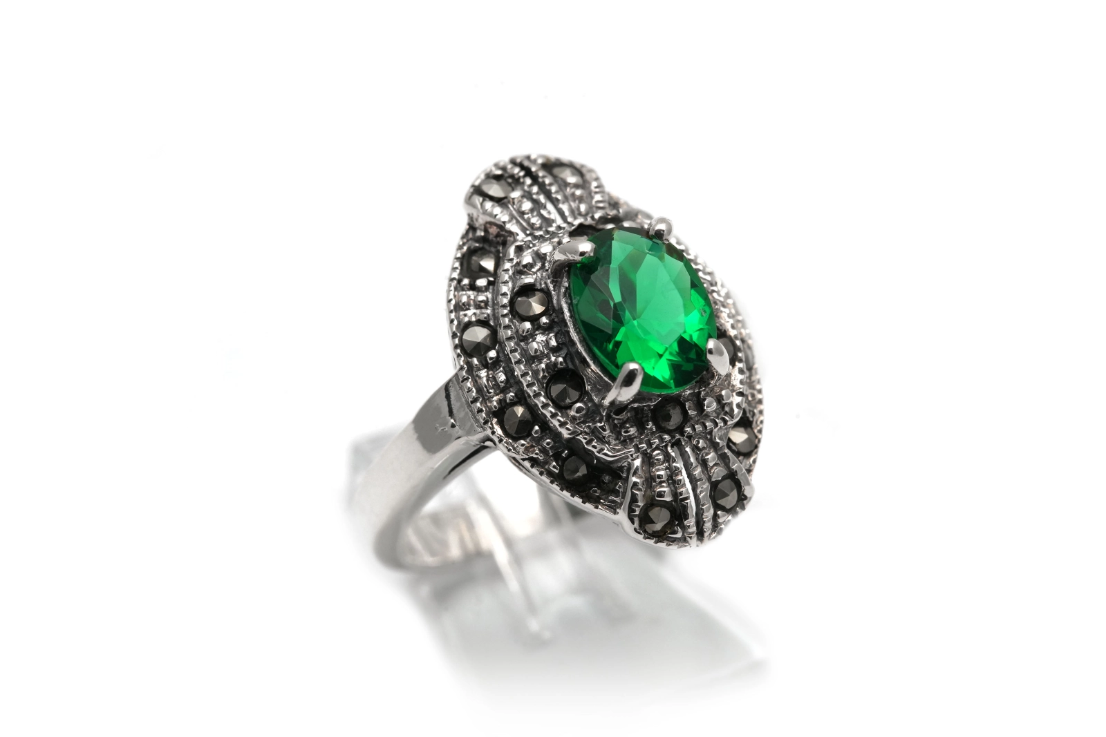 Bague contemporaine en argent 925 sertie d'un strass et de marcassites
