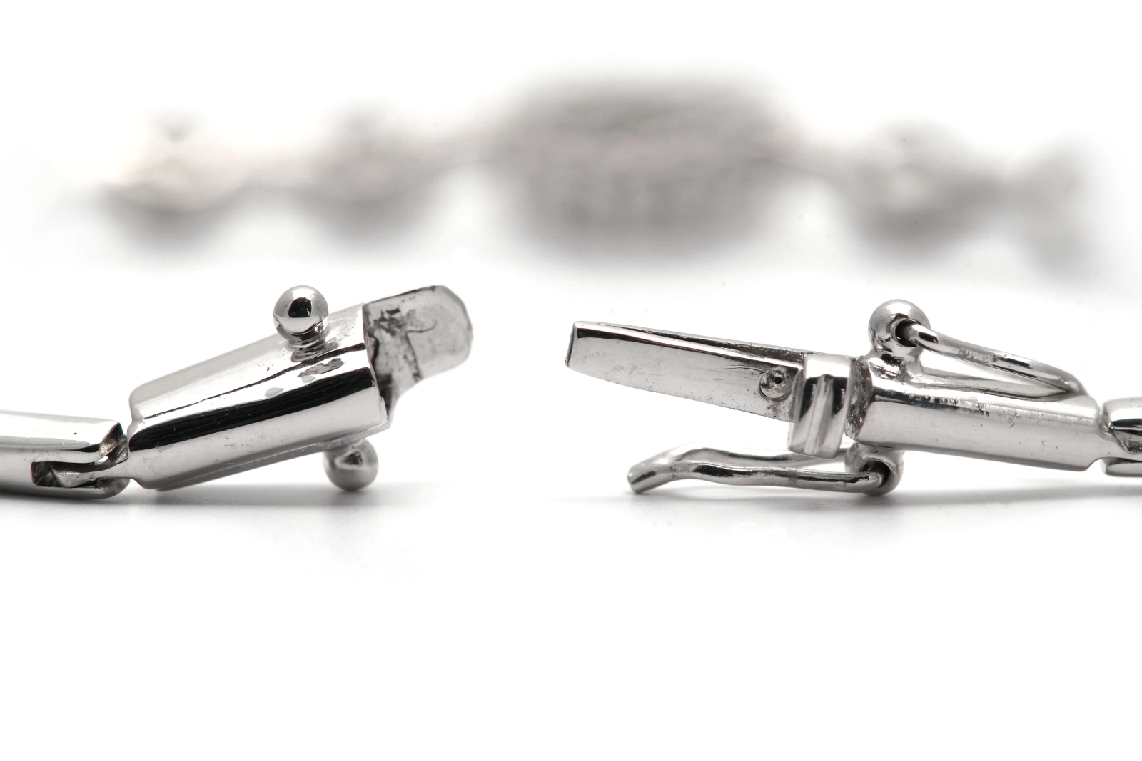 Bracelet contemporain en or blanc 18 carats serti de diamants taille "brillant" (+-0.43 ct)