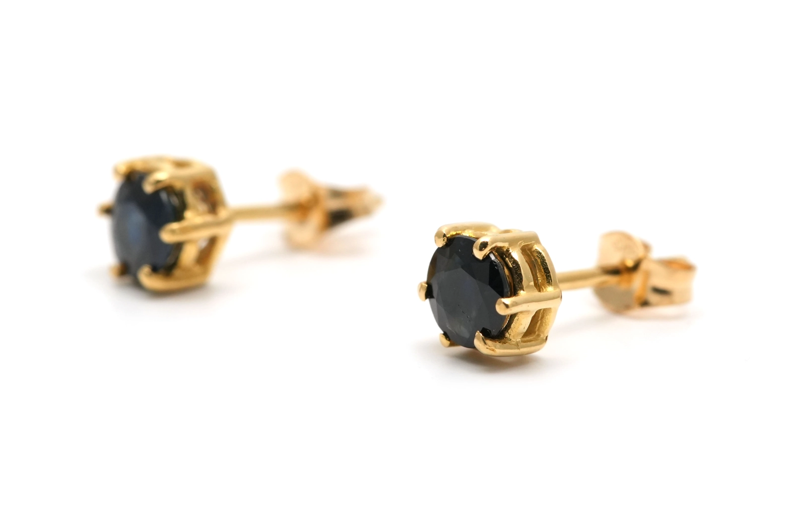 Boucles d'oreilles contemporaines en or jaune 18 carats serties de saphirs
