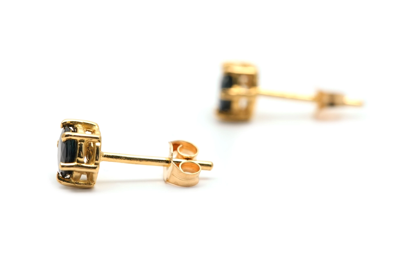 Boucles d'oreilles contemporaines en or jaune 18 carats serties de saphirs