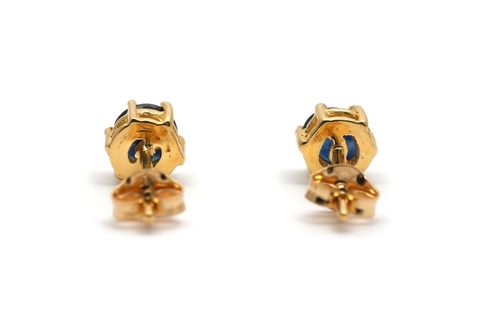 Boucles d'oreilles contemporaines en or jaune 18 carats serties de saphirs
