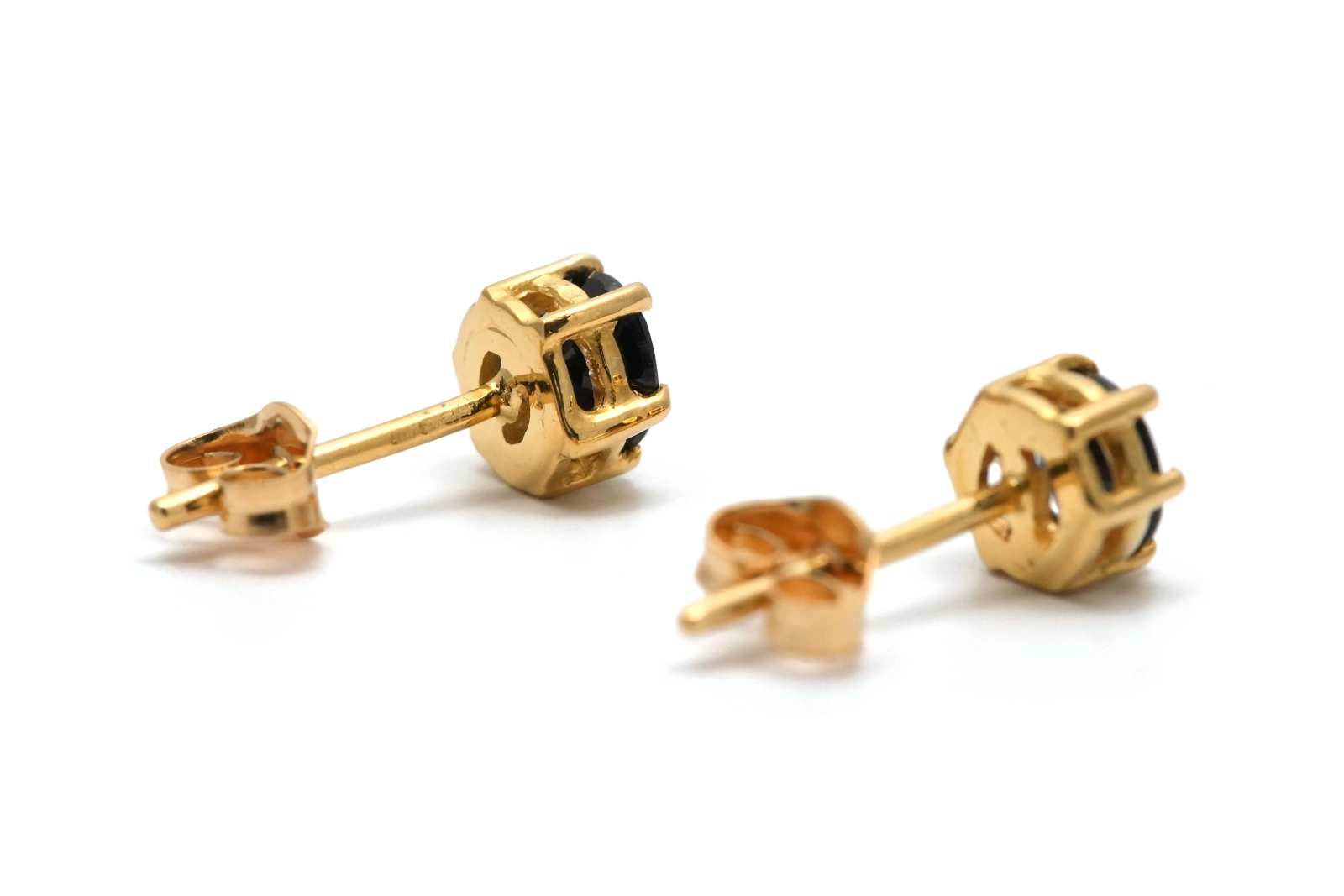 Boucles d'oreilles contemporaines en or jaune 18 carats serties de saphirs