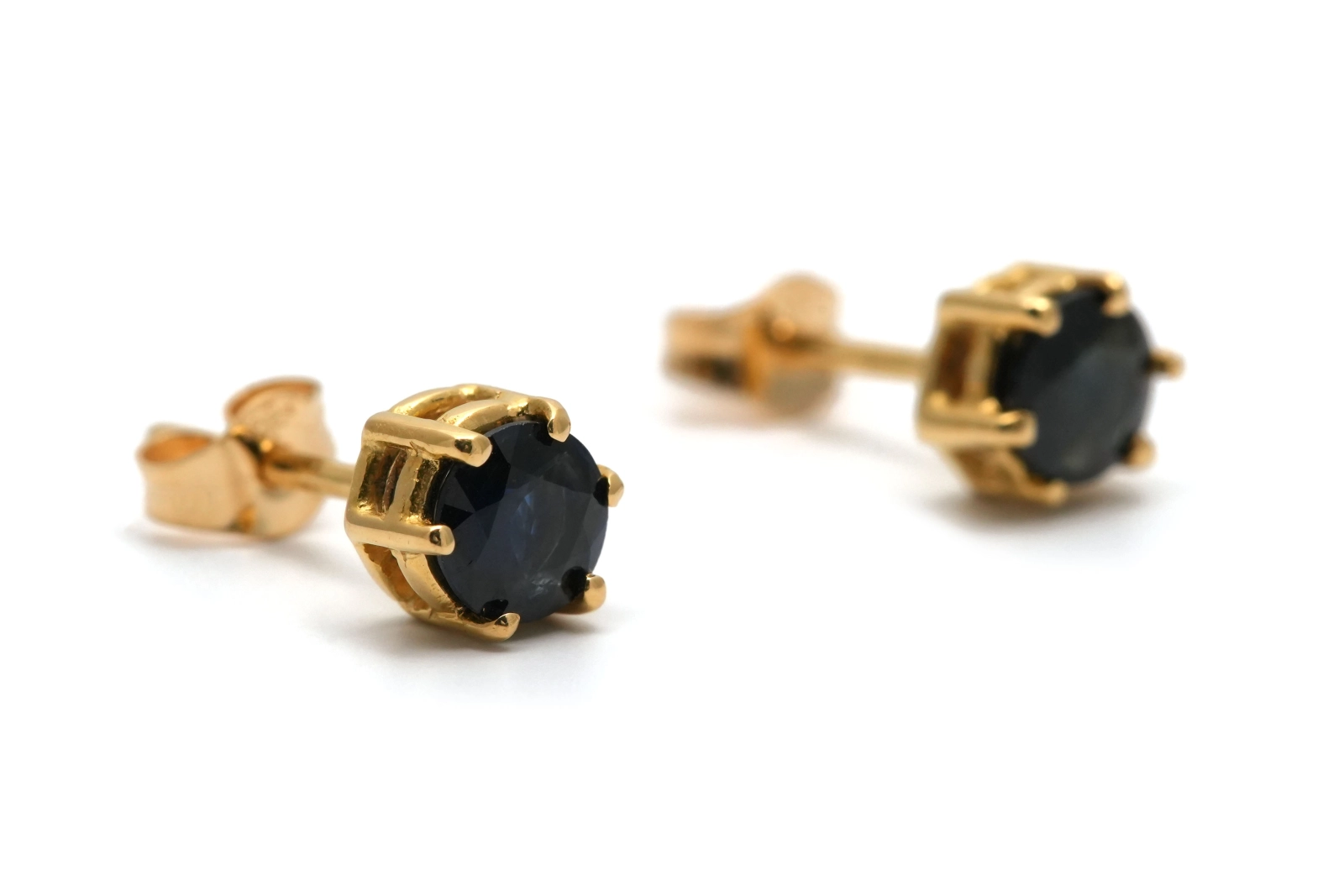 Boucles d'oreilles contemporaines en or jaune 18 carats serties de saphirs