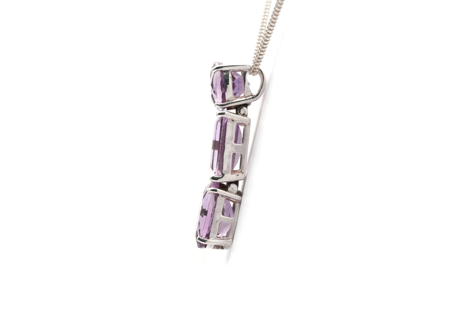Pendentif contemporain en argent serti d'améthystes