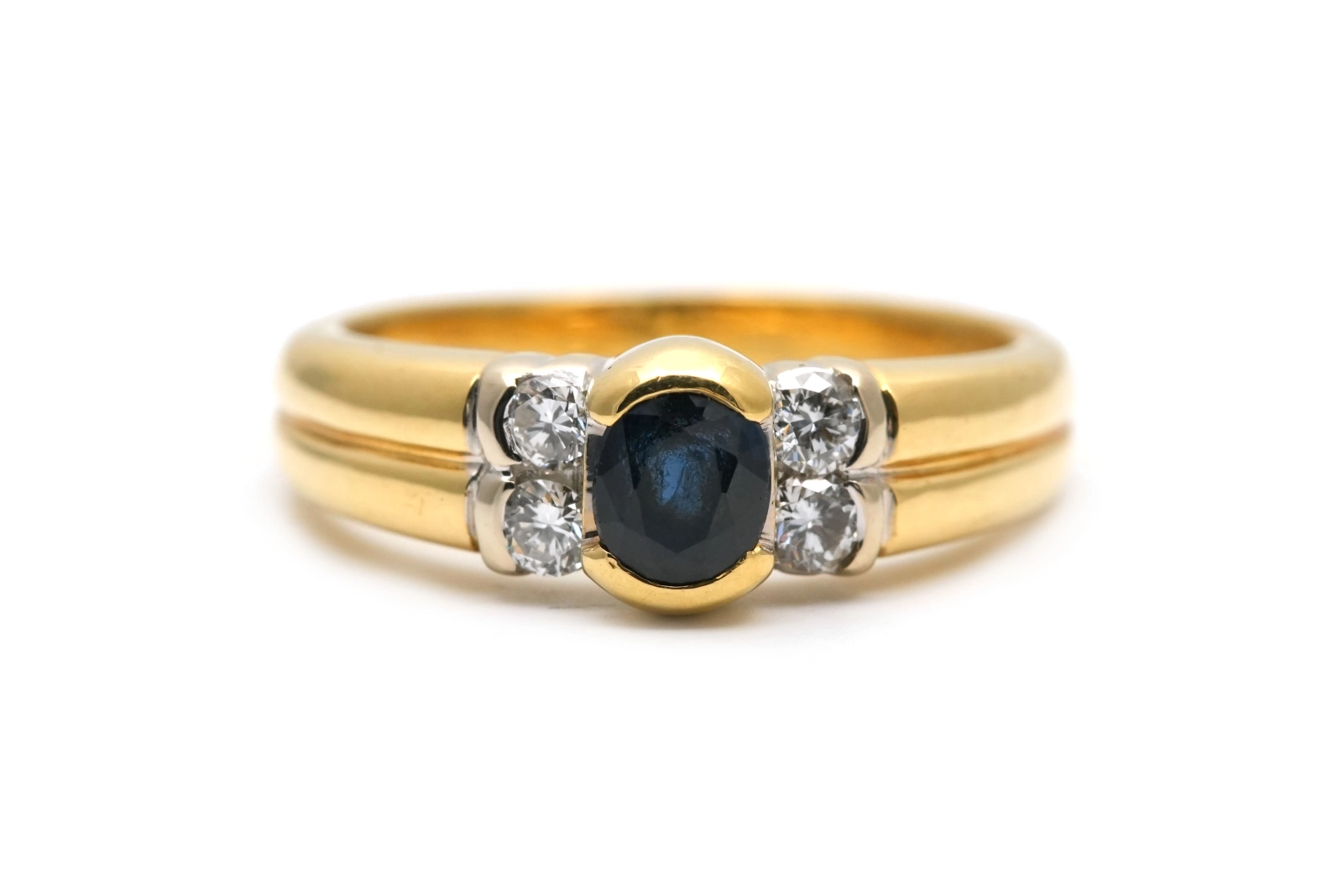 Bague contemporaine en or jaune 18 carats sertie de diamants taille "brillant (+- 0.16ct) et d'un saphir
