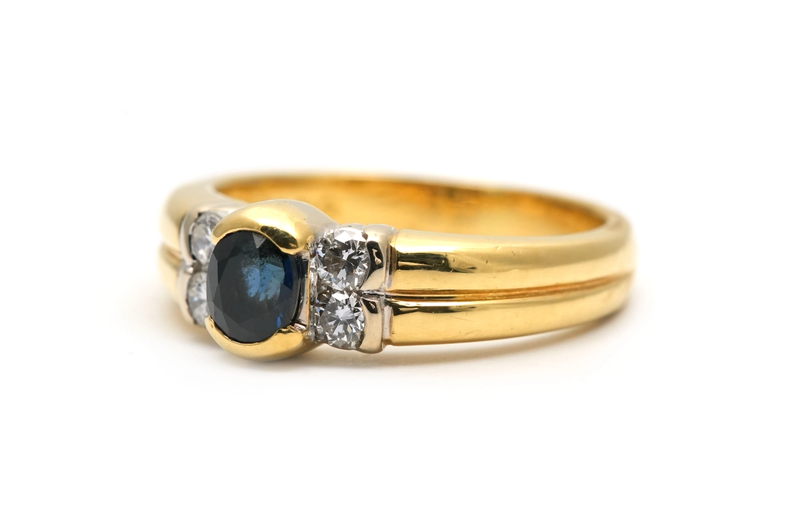 Bague contemporaine en or jaune 18 carats sertie de diamants taille "brillant (+- 0.16ct) et d'un saphir