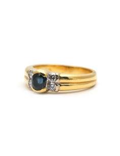 Bague contemporaine en or jaune 18 carats sertie de diamants taille "brillant (+- 0.16ct) et d'un saphir