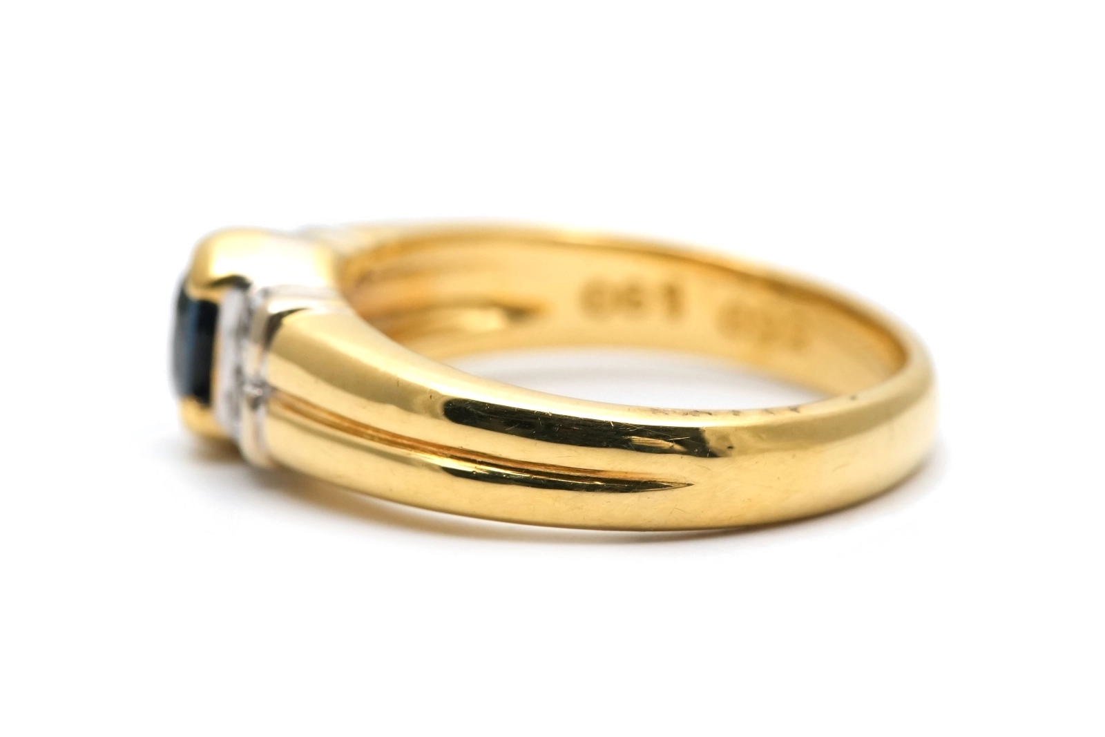 Bague contemporaine en or jaune 18 carats sertie de diamants taille "brillant (+- 0.16ct) et d'un saphir