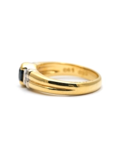 Bague contemporaine en or jaune 18 carats sertie de diamants taille "brillant (+- 0.16ct) et d'un saphir