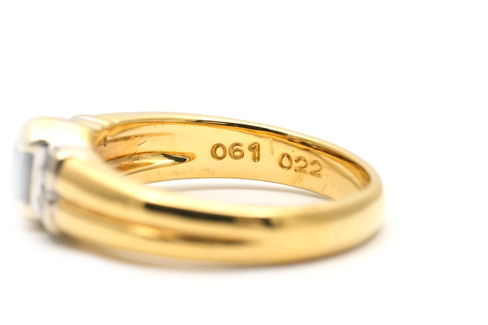 Bague contemporaine en or jaune 18 carats sertie de diamants taille "brillant (+- 0.16ct) et d'un saphir