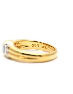 Bague contemporaine en or jaune 18 carats sertie de diamants taille "brillant (+- 0.16ct) et d'un saphir