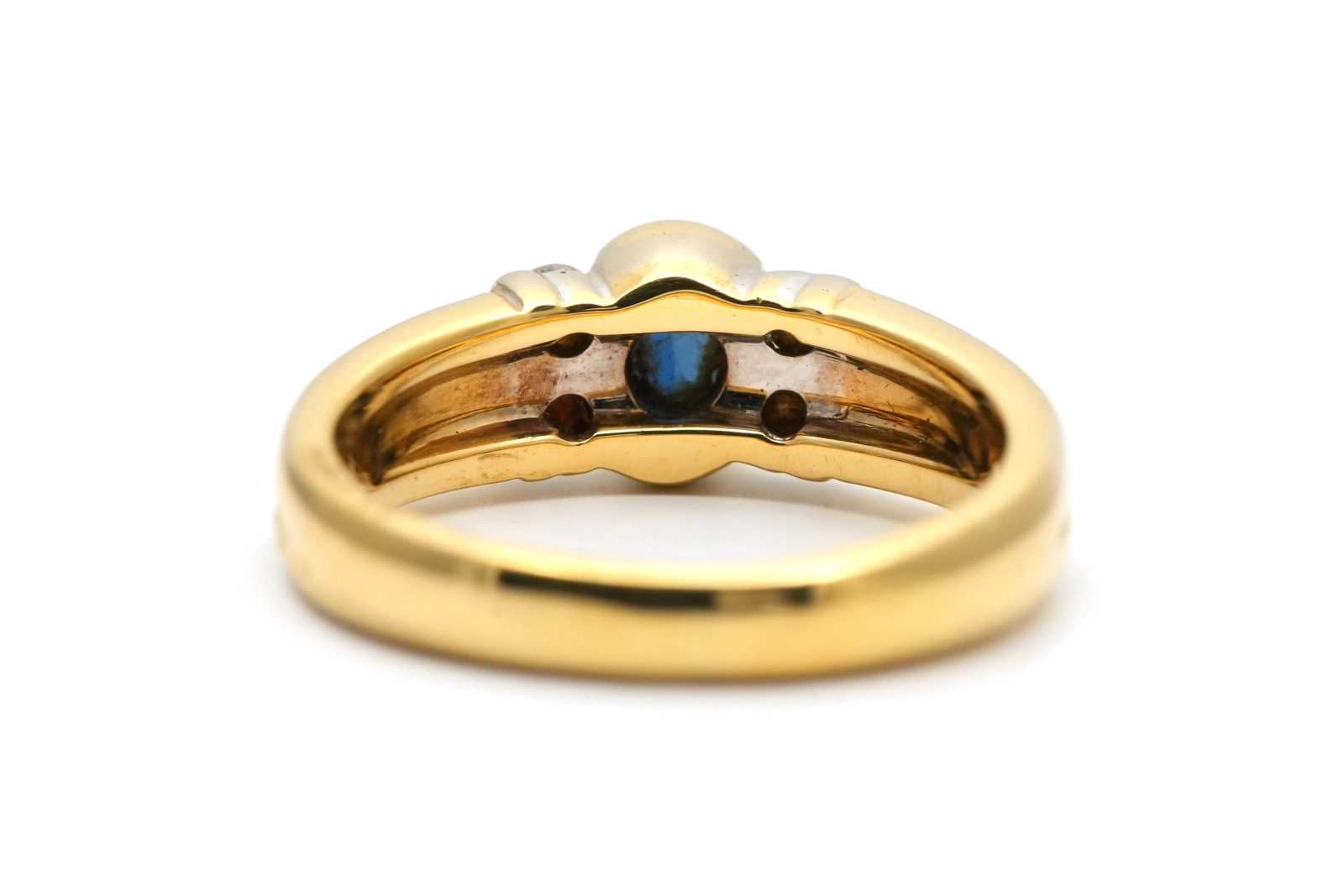 Bague contemporaine en or jaune 18 carats sertie de diamants taille "brillant (+- 0.16ct) et d'un saphir