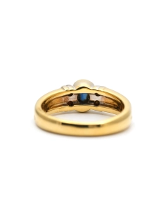 Bague contemporaine en or jaune 18 carats sertie de diamants taille "brillant (+- 0.16ct) et d'un saphir