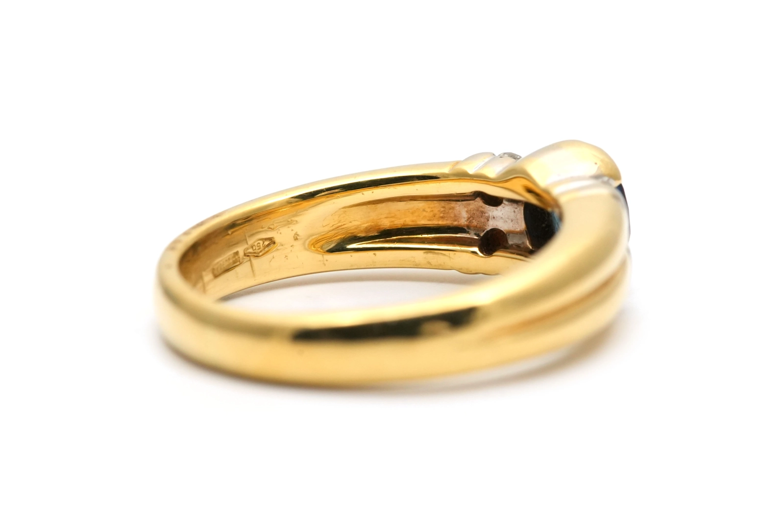 Bague contemporaine en or jaune 18 carats sertie de diamants taille "brillant (+- 0.16ct) et d'un saphir