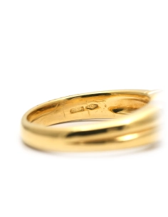 Bague contemporaine en or jaune 18 carats sertie de diamants taille "brillant (+- 0.16ct) et d'un saphir