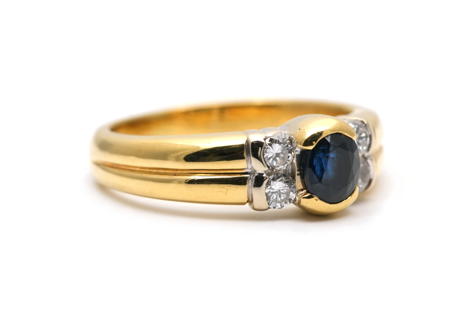 Bague contemporaine en or jaune 18 carats sertie de diamants taille "brillant (+- 0.16ct) et d'un saphir