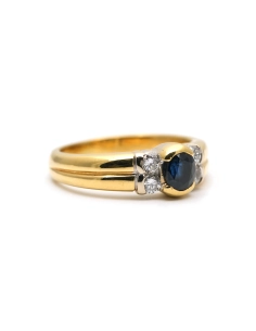 Bague contemporaine en or jaune 18 carats sertie de diamants taille "brillant (+- 0.16ct) et d'un saphir