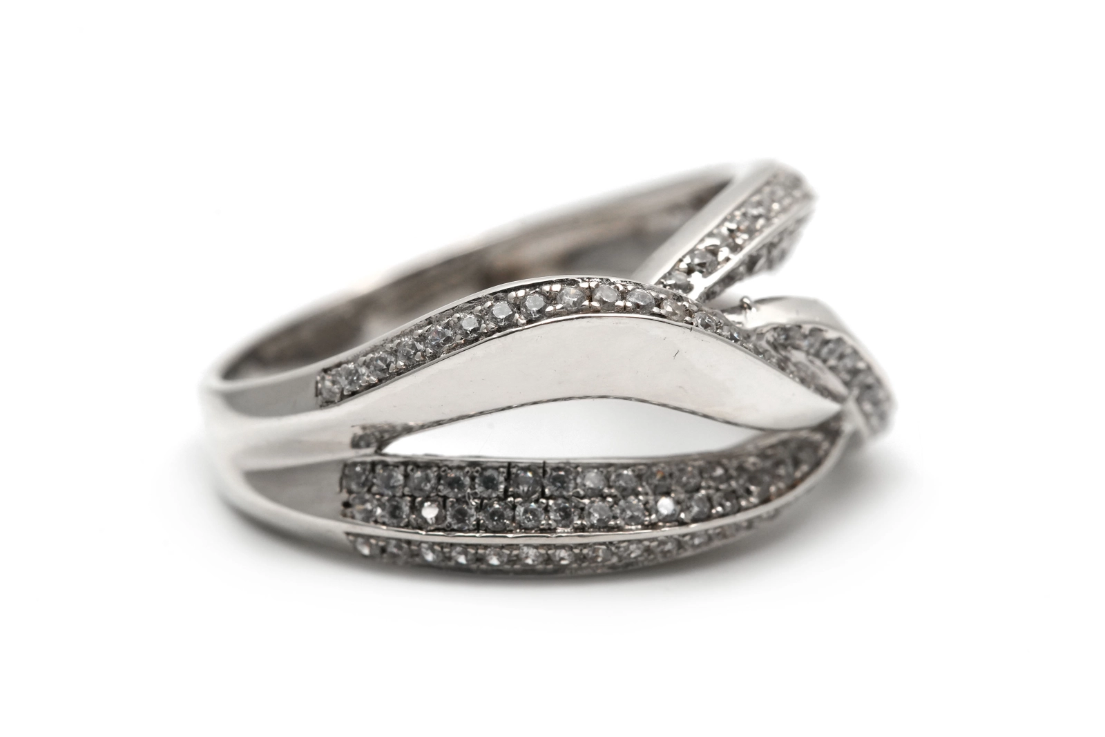 Bague contemporaine en argent 925 sertie de zirconiums