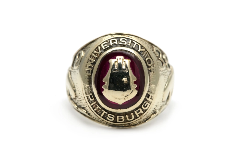 Bague "University of Pittsburg 1938" en or jaune 10 carats sertie d'un rubis de synthèse