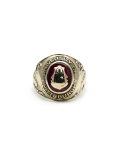 Bague "University of Pittsburg 1938" en or jaune 10 carats sertie d'un rubis de synthèse
