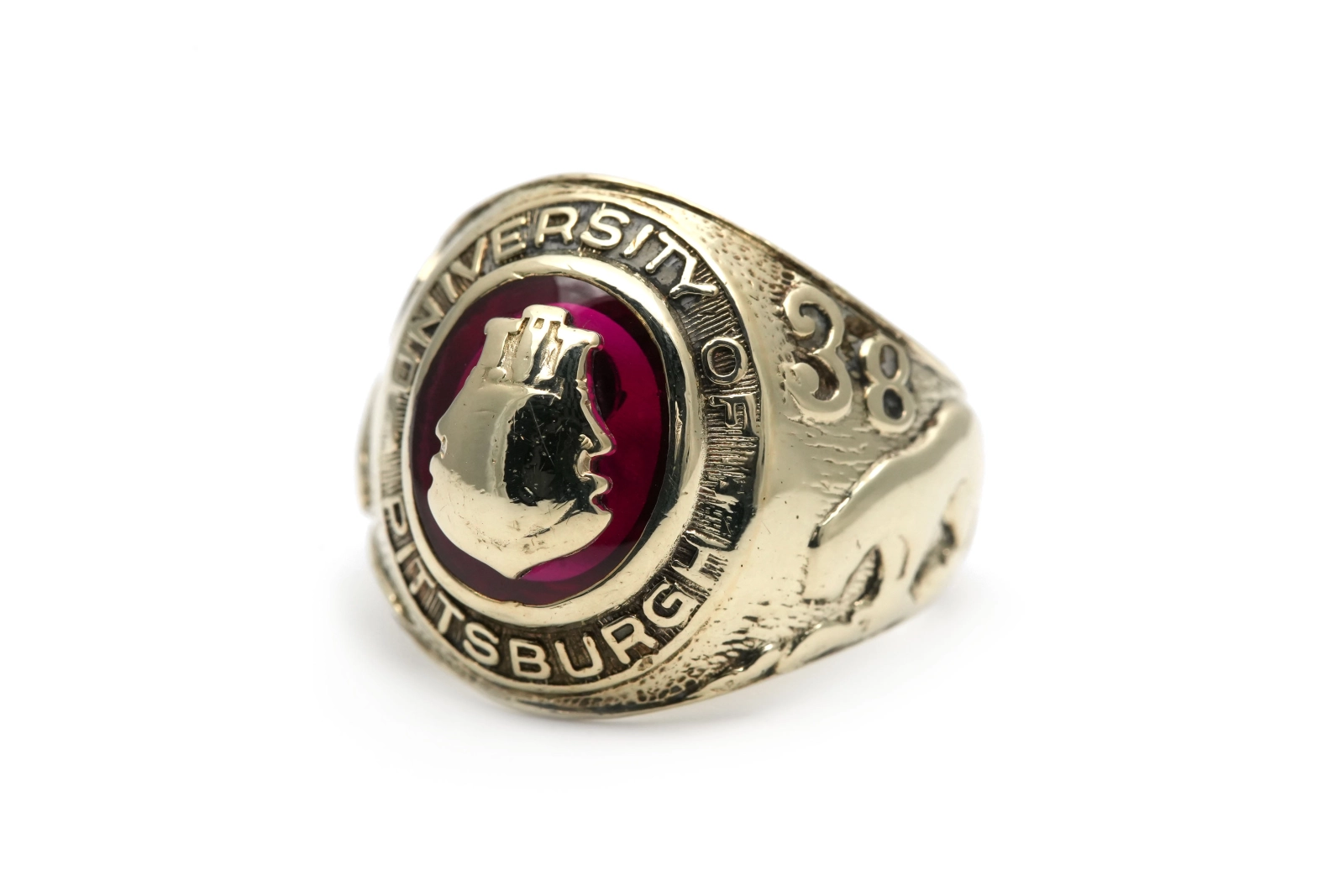 Bague "University of Pittsburg 1938" en or jaune 10 carats sertie d'un rubis de synthèse