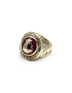 Bague "University of Pittsburg 1938" en or jaune 10 carats sertie d'un rubis de synthèse