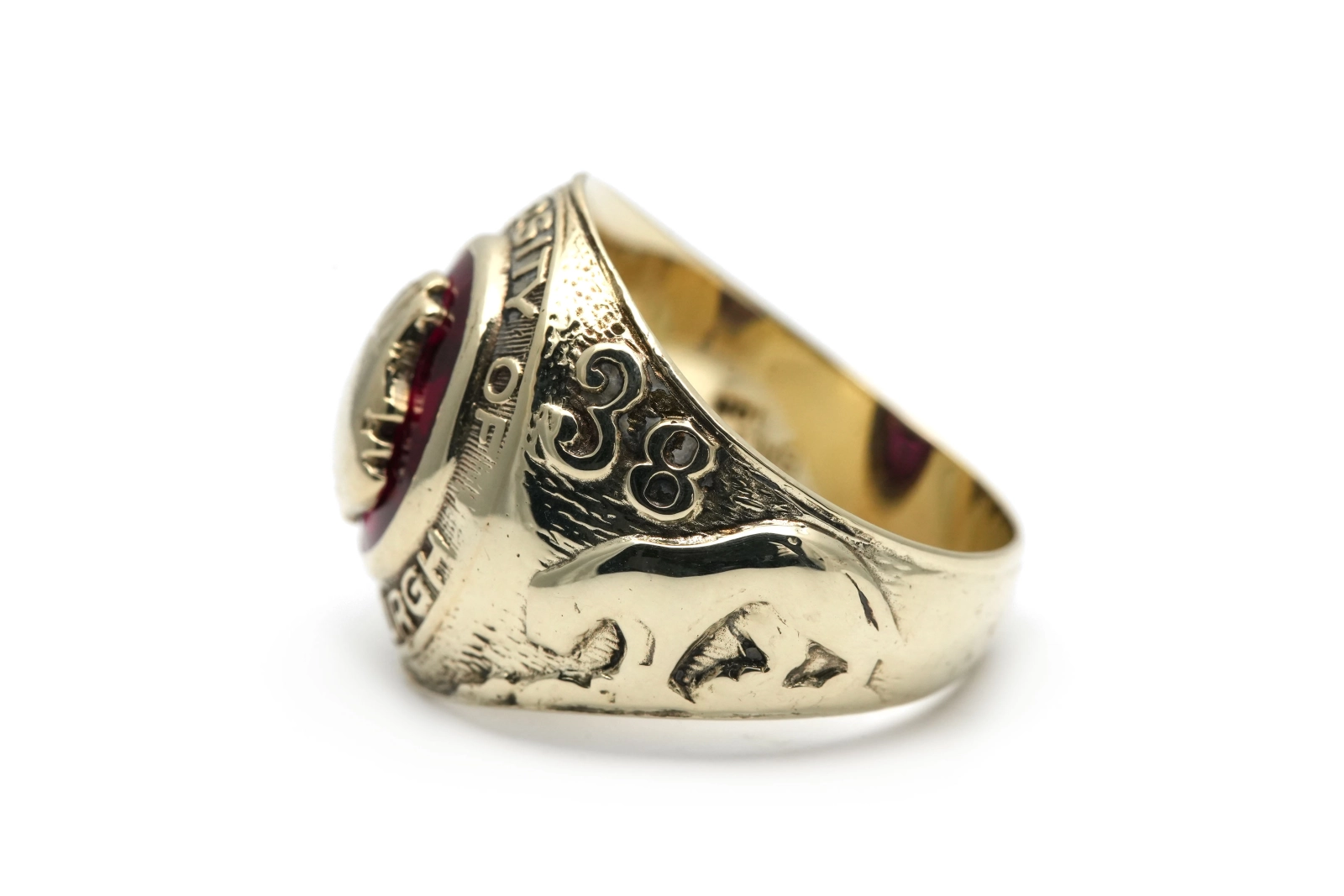 Bague "University of Pittsburg 1938" en or jaune 10 carats sertie d'un rubis de synthèse