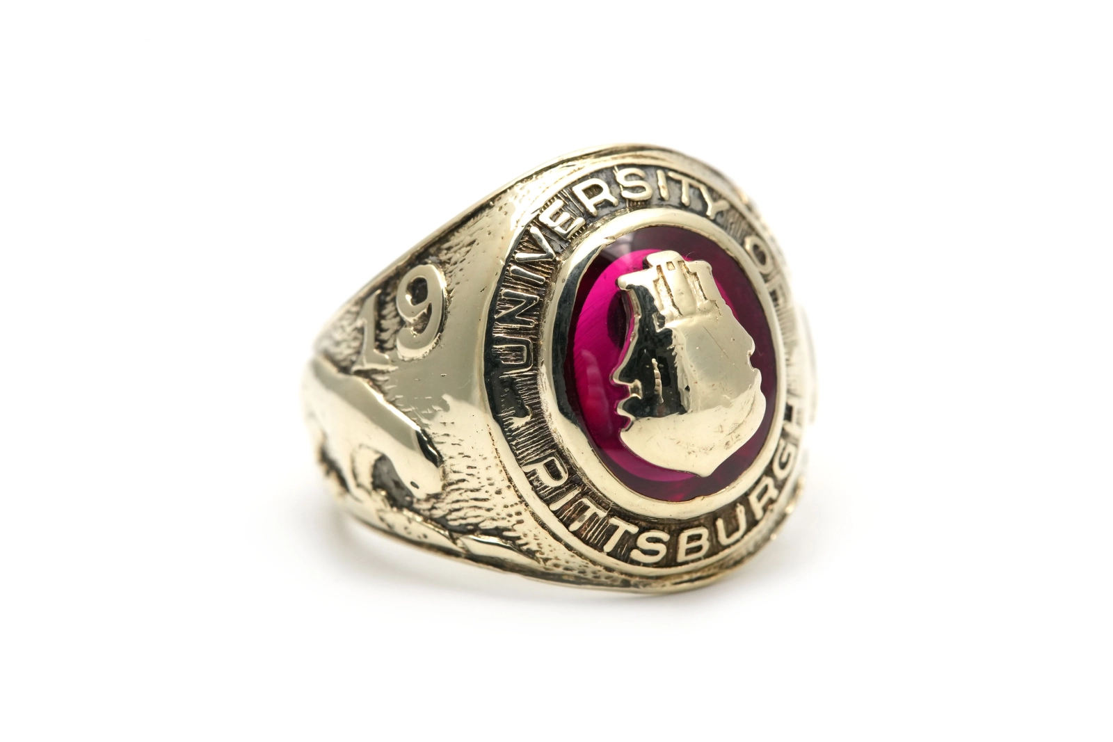 Bague "University of Pittsburg 1938" en or jaune 10 carats sertie d'un rubis de synthèse
