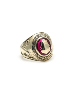Bague "University of Pittsburg 1938" en or jaune 10 carats sertie d'un rubis de synthèse