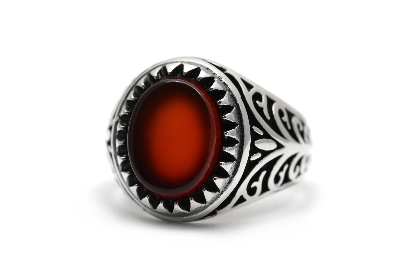 Bague contemporaine en argent 925 sertie d'une cornaline