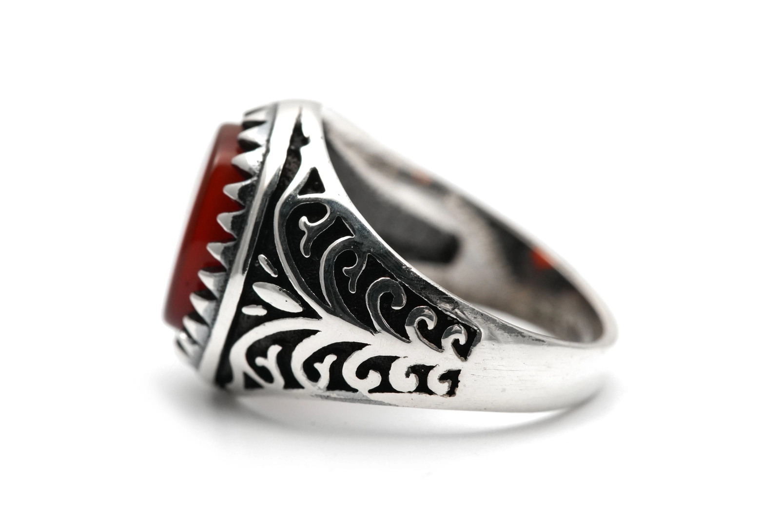 Bague contemporaine en argent 925 sertie d'une cornaline