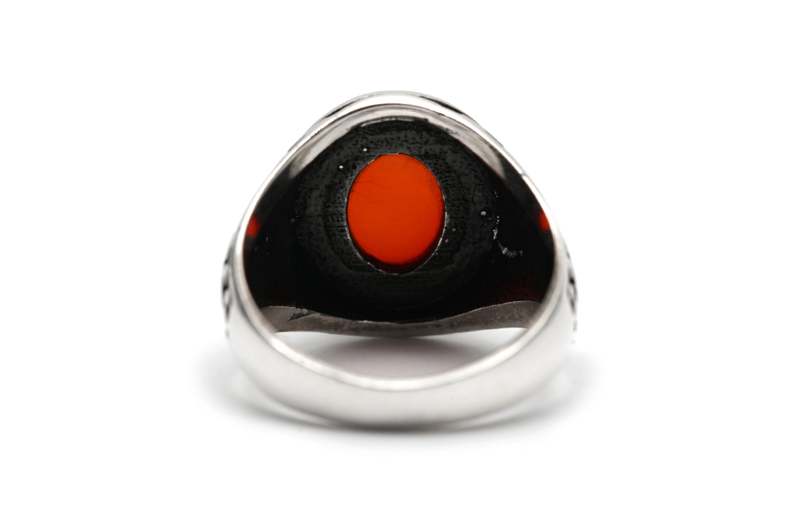 Bague contemporaine en argent 925 sertie d'une cornaline