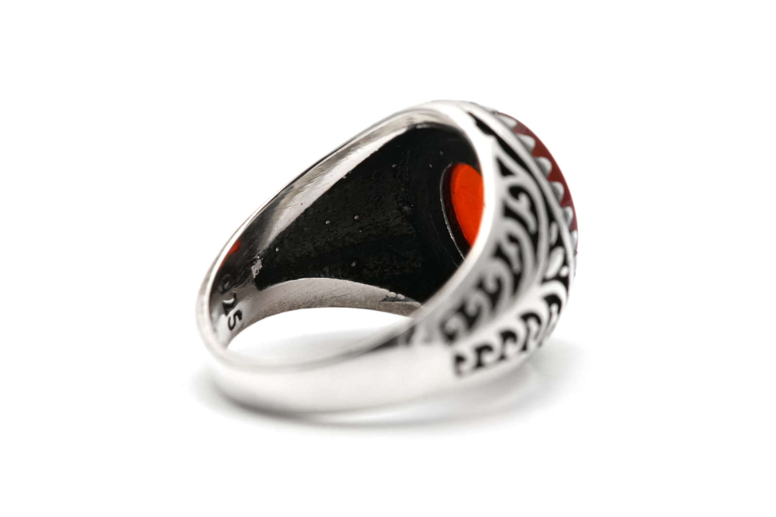 Bague contemporaine en argent 925 sertie d'une cornaline