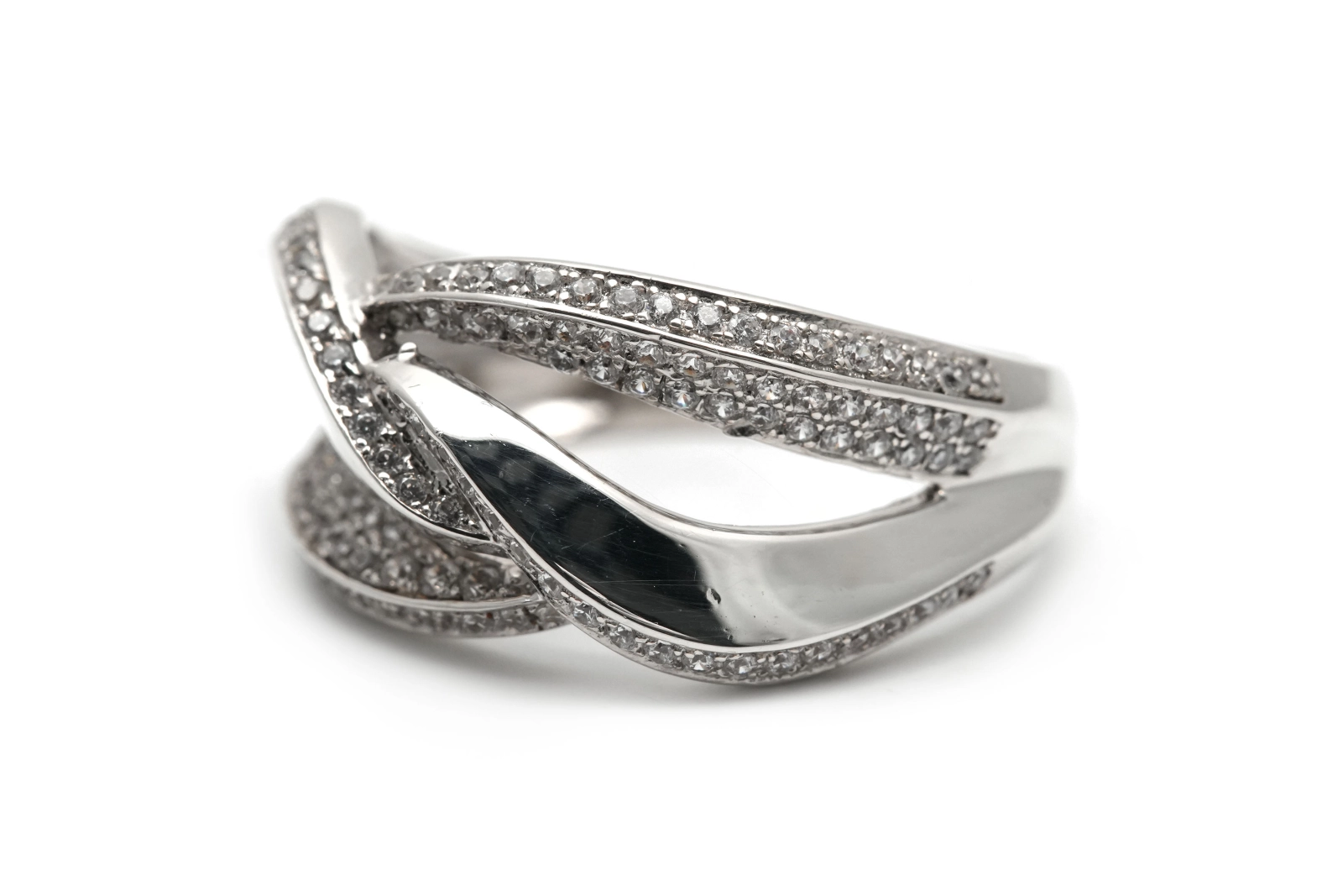 Bague contemporaine en argent 925 sertie de zirconiums