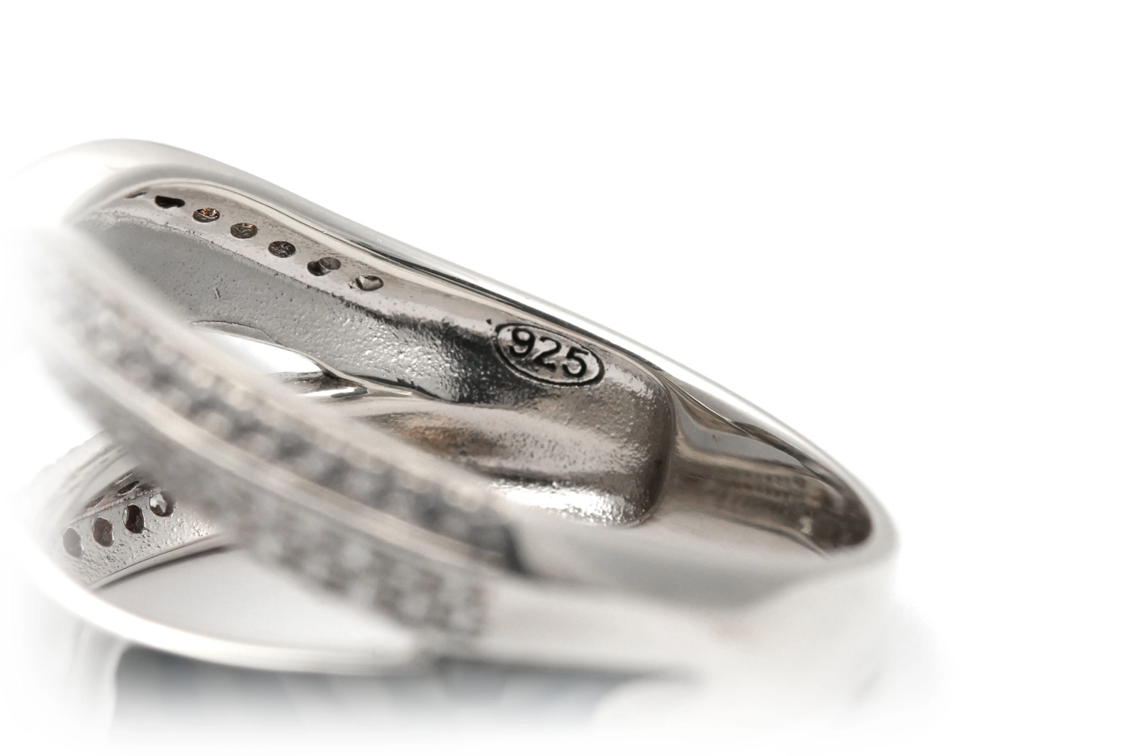 Bague contemporaine en argent 925 sertie de zirconiums