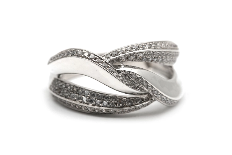 Bague contemporaine en argent 925 sertie de zirconiums