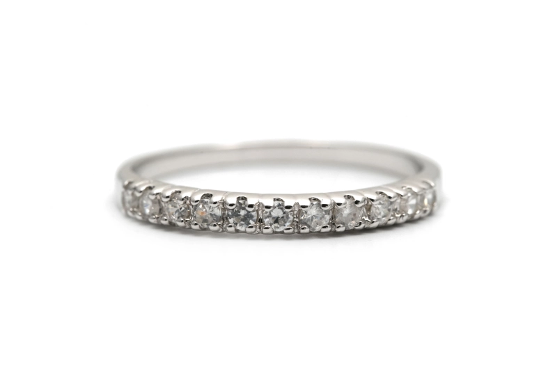 Bague contemporaine en argent 925 sertie de zirconiums