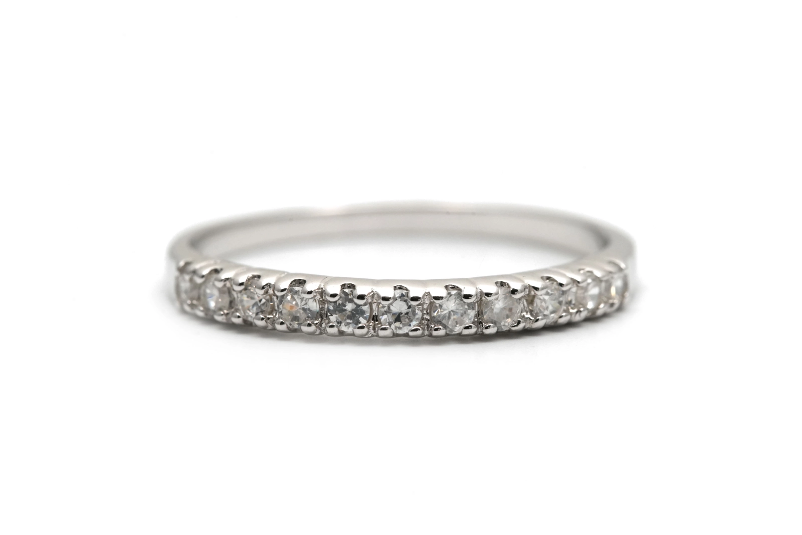 Bague contemporaine en argent 925 sertie de zirconiums