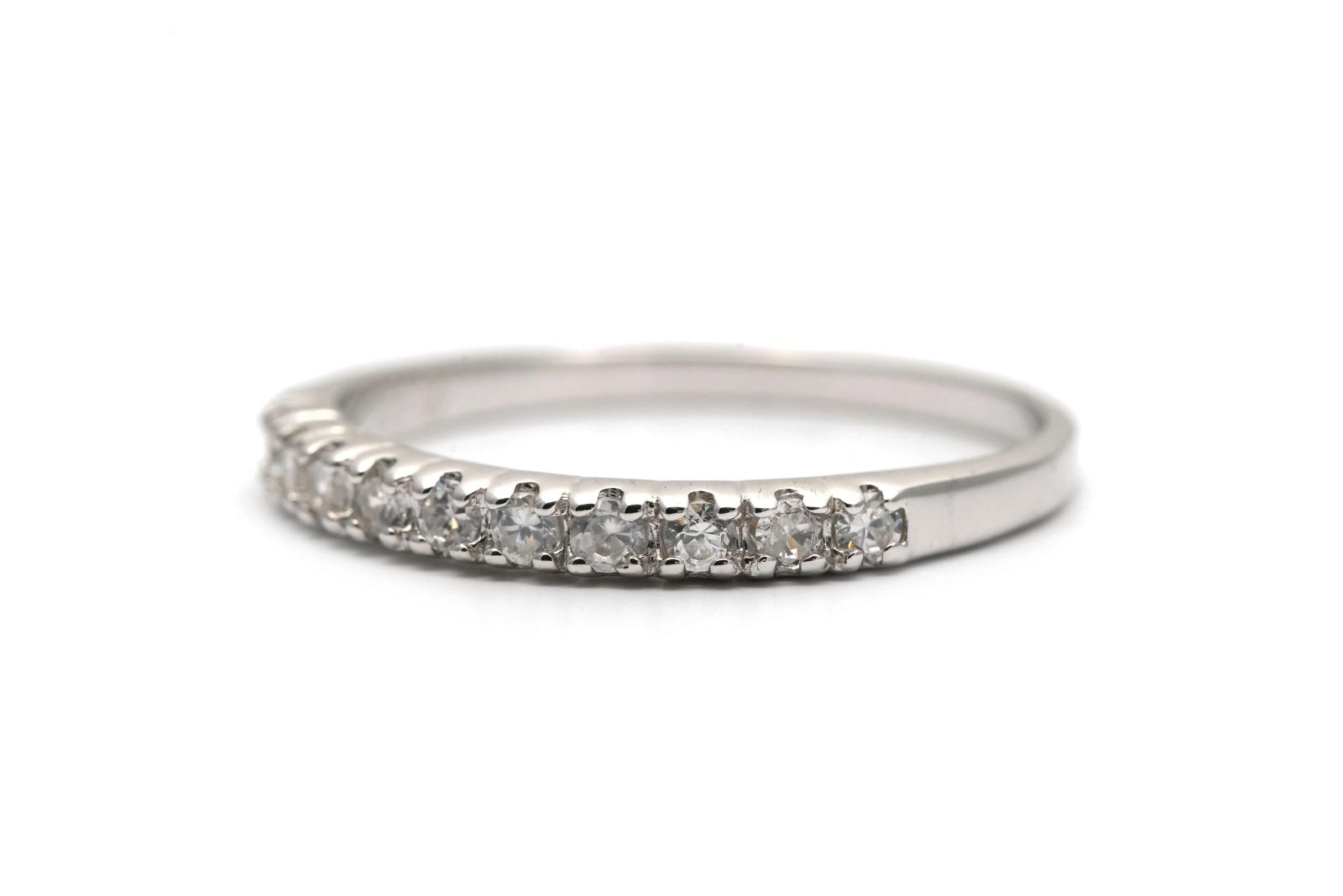 Bague contemporaine en argent 925 sertie de zirconiums