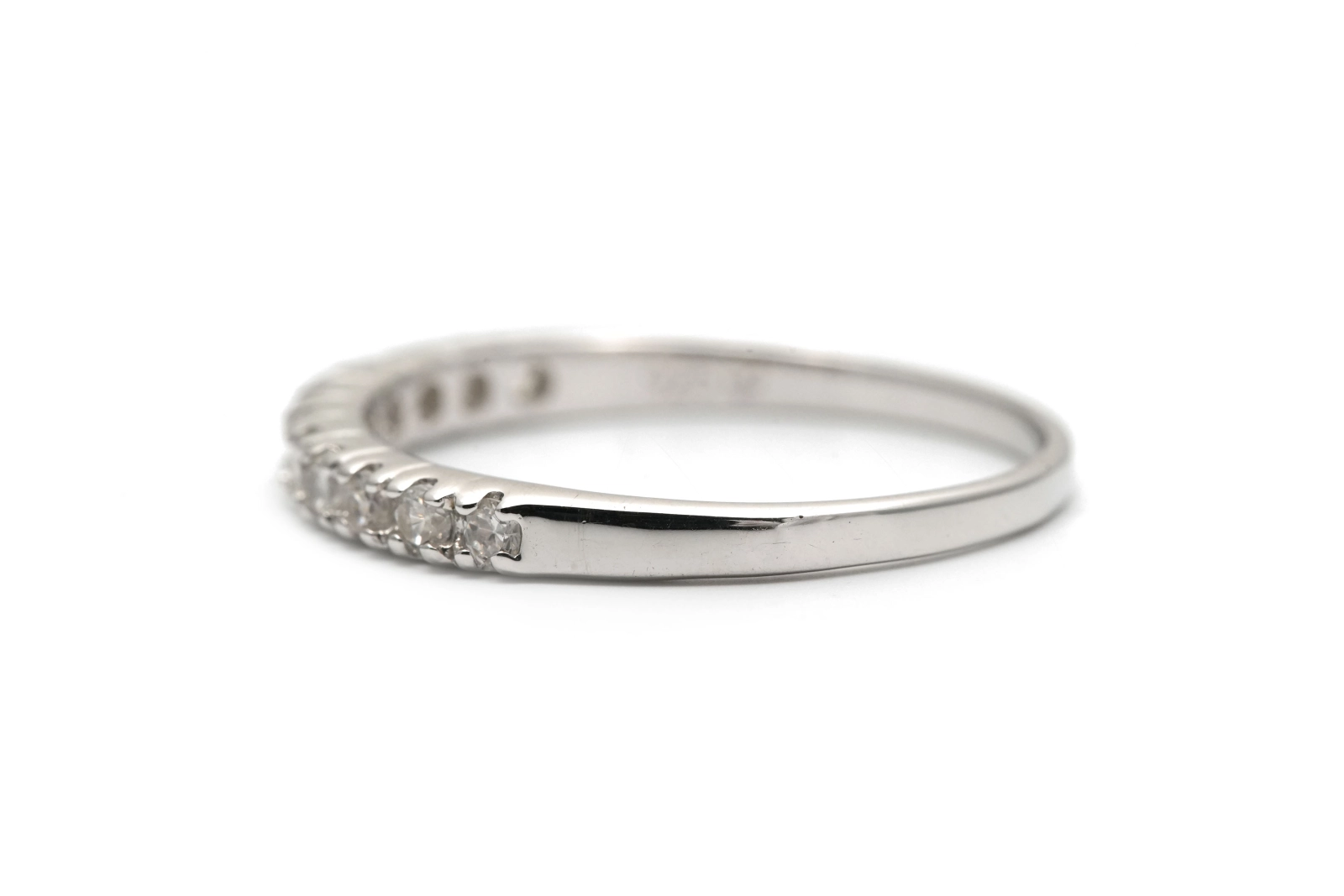 Bague contemporaine en argent 925 sertie de zirconiums
