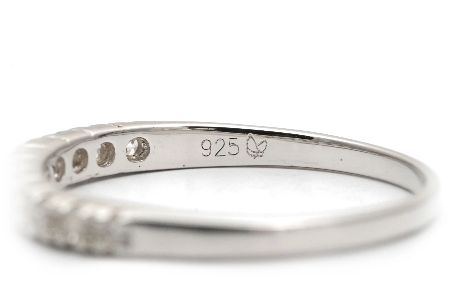 Bague contemporaine en argent 925 sertie de zirconiums