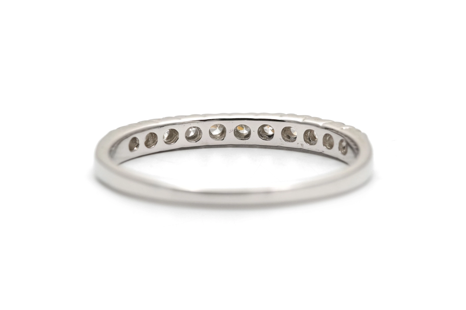 Bague contemporaine en argent 925 sertie de zirconiums