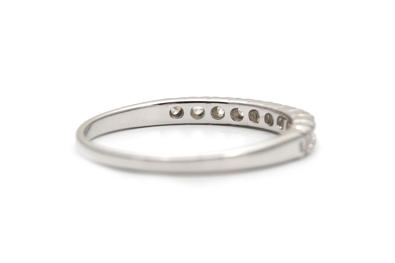 Bague contemporaine en argent 925 sertie de zirconiums